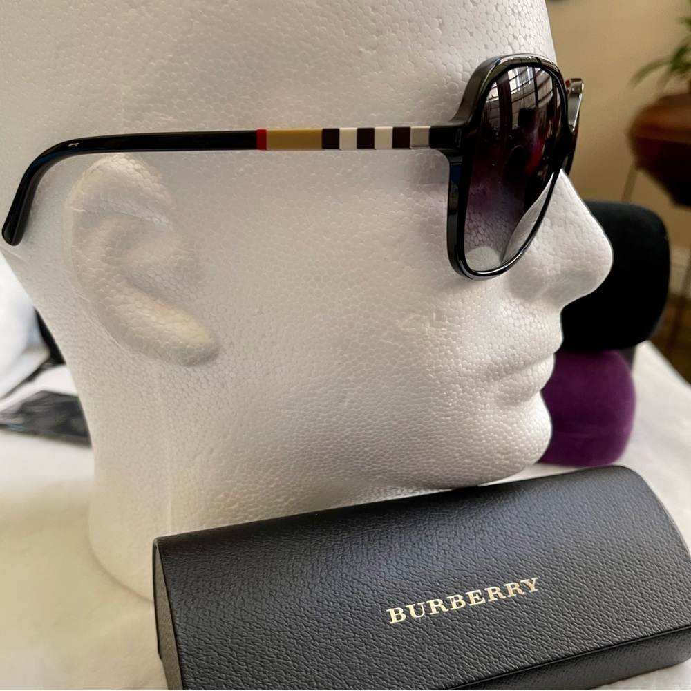 ✅ New “BURBERRY”💯% Authentic Butterfly Sunglasses Made in Italy